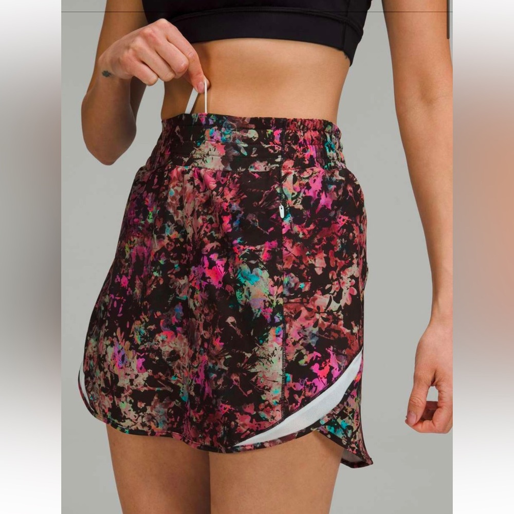 Lululemon Hotty Hot High-Rise Skirt
Stencil Blossom Red Multi/Sheer Blue size 4